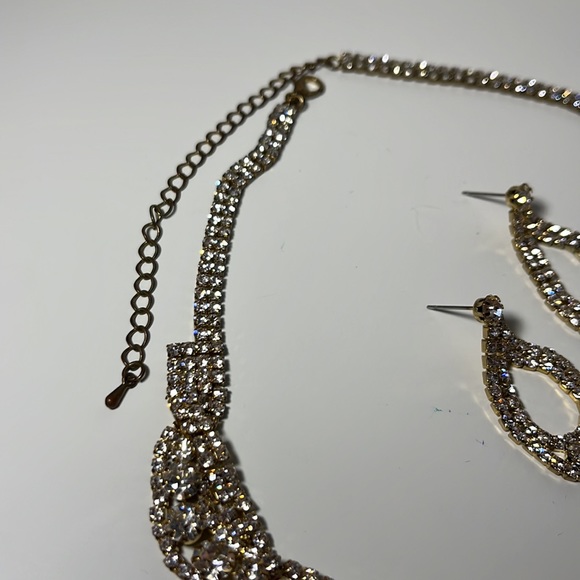 Gold Necklace and Teardrop Earring Set - Picture 4 of 4